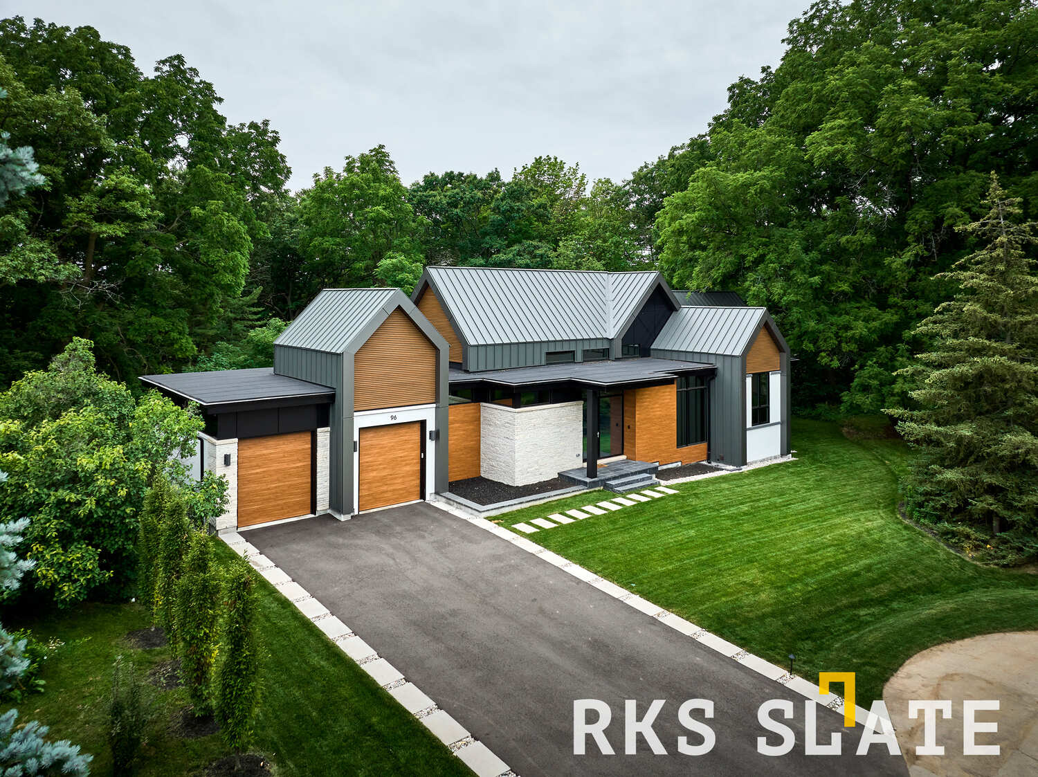 Фасад дома, облицованный 3D панелями RKS SLATE Кварцит White Quartz Classic