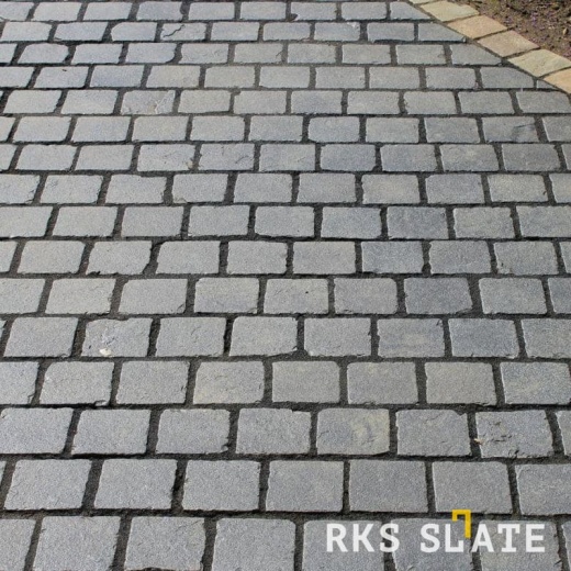 Состаренная брусчатка RKS Slate Templ Belgian Black Limestone 100х100 мм. Прочная тротуарная плитка и плитка для пола из натурального известняка. Лучшая цена на плитку из камня известняк