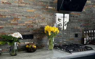 3D панели RKS SLATE Сланец Multicolor Classic в интерьере кухни. Объект г. Белгород.