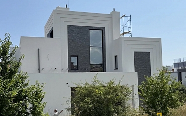 Фасад дома в Новороссийске: RKS SLATE Кварцит Silver Grey Natural в экстерьере