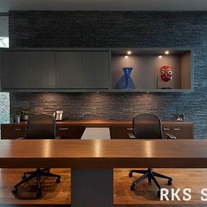 Натуральный камень в интерьере гостиной 3D мозаика из камня RKS SLATE Кварцит Black Quartz Pencil