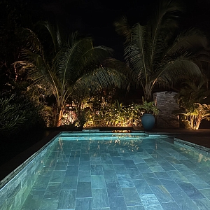 Премиальная отделка бассейна сланцевой плиткой Silver Grey Natural. Элегантный и долговечный материал.