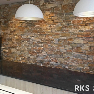 Декоративный камень в коридоре RKS SLATE Кварцит Multi Quartz Country