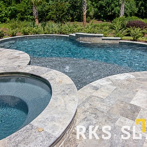 Травертин Silver French Pattern в отделке зоны бассейна