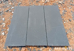 Ступень из камня, Belgian Black, колотая, 350х30 мм