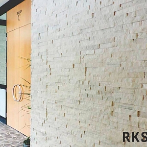 Камень в интерьере холла современный — 3D панели RKS SLATE Кварцит White Quartz Classic
